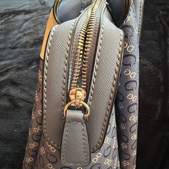 New Guess Handbag Blue/White. 2 handles. Zippered closure. Lots of pockets. - Picture 9 of 12